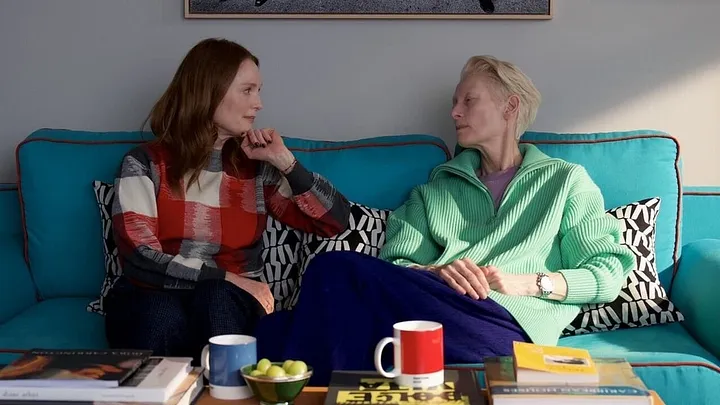 Festival do Rio 2024: Em “O Quarto ao Lado”, Almodóvar tem em Julianne Moore e Tilda Swinton suas principais aliadas para combinar as sutilezas de seu cinema com as qualidades de um Ingmar Bergman