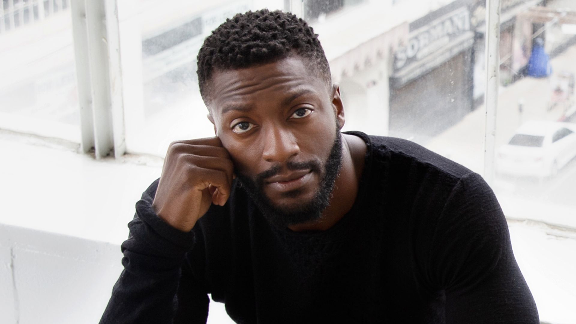 Aldis Hodge, de Adão Negro, pode estar na sequência de Era Uma Vez… em Hollywood