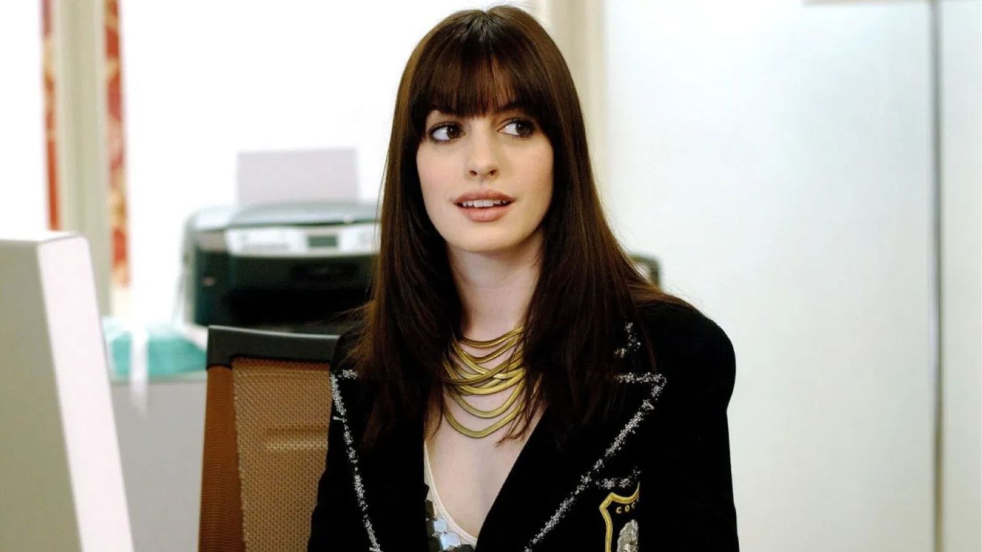 Anne Hathaway retorna em O Diabo Veste Prada 2; primeira imagem oficial é divulgada