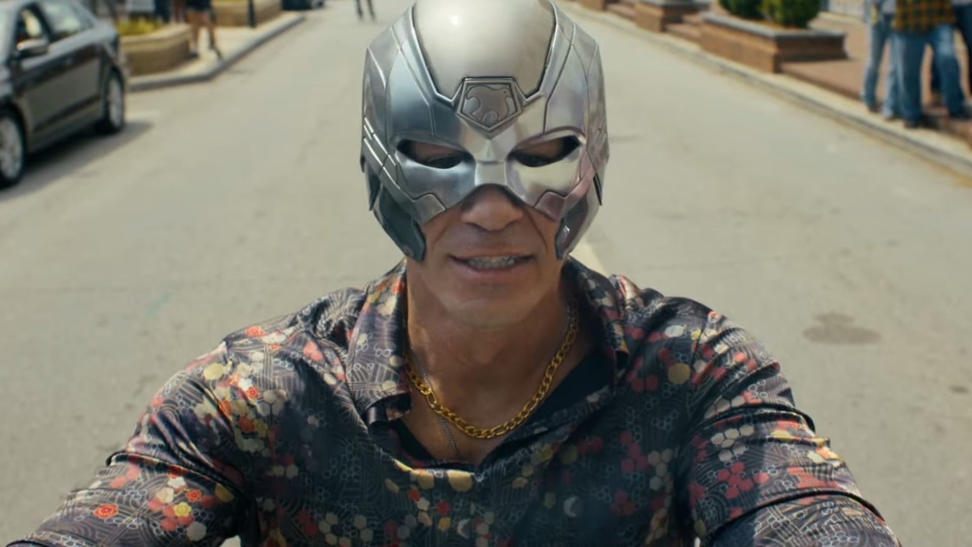 Peacemaker encara realidades paralelas e rostos conhecidos no explosivo trailer da 2ª temporada, revelado na SDCC 2025