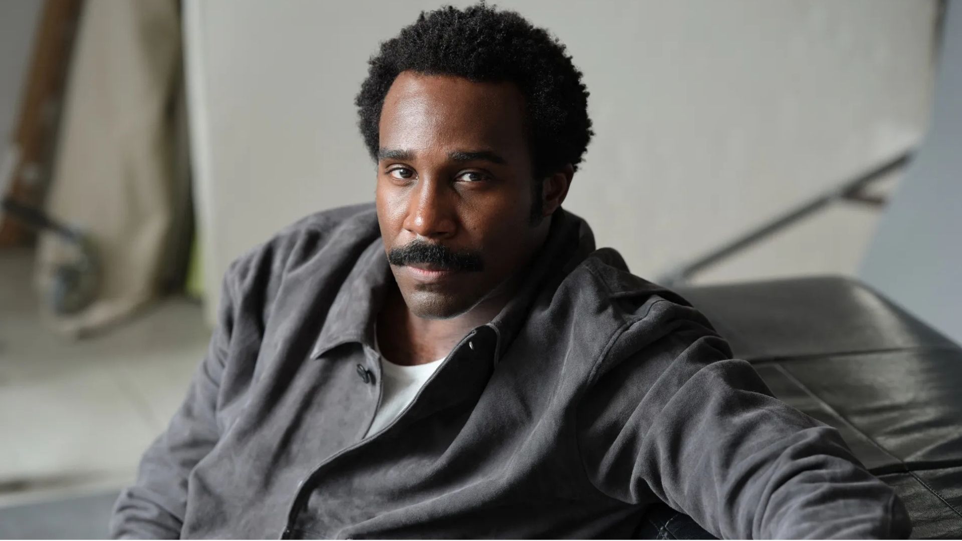 Tramell Tillman fala sobre papel misterioso em Homem-Aranha: Um Novo Dia — “Quem disse que sou o vilão?”