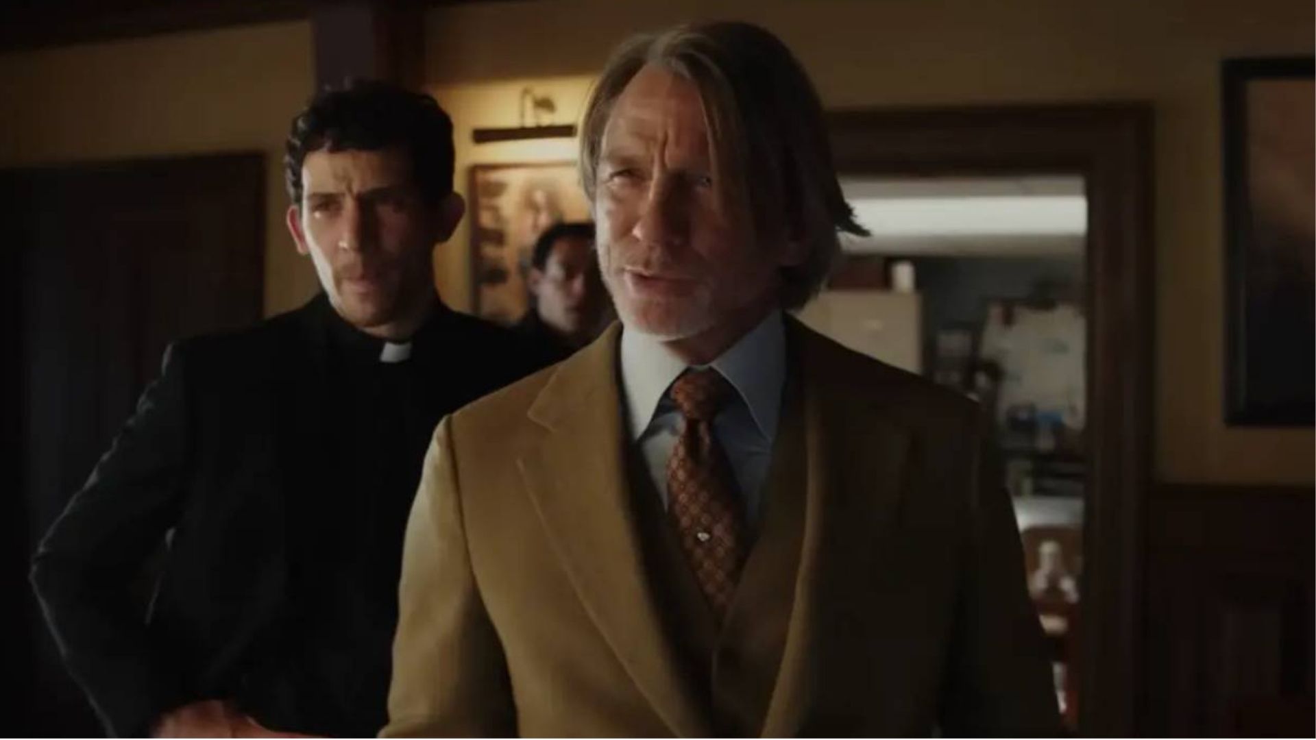 Vivo ou Morto: Um Mistério Knives Out ganha trailer oficial e promete novo caso explosivo para Benoit Blanc