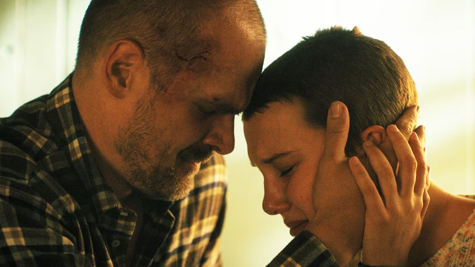 Millie Bobby Brown esclarece rumores de conflito com David Harbour e celebra reencontro em Stranger Things