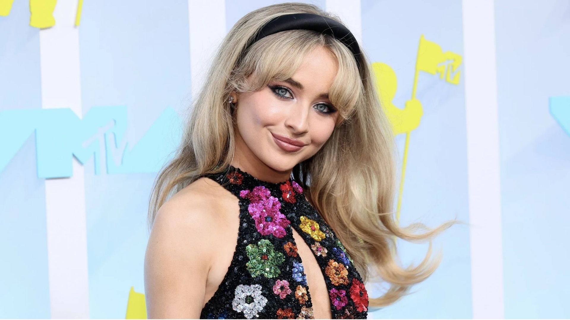 Sabrina Carpenter vai estrelar e produzir nova versão musical de Alice no País das Maravilhas