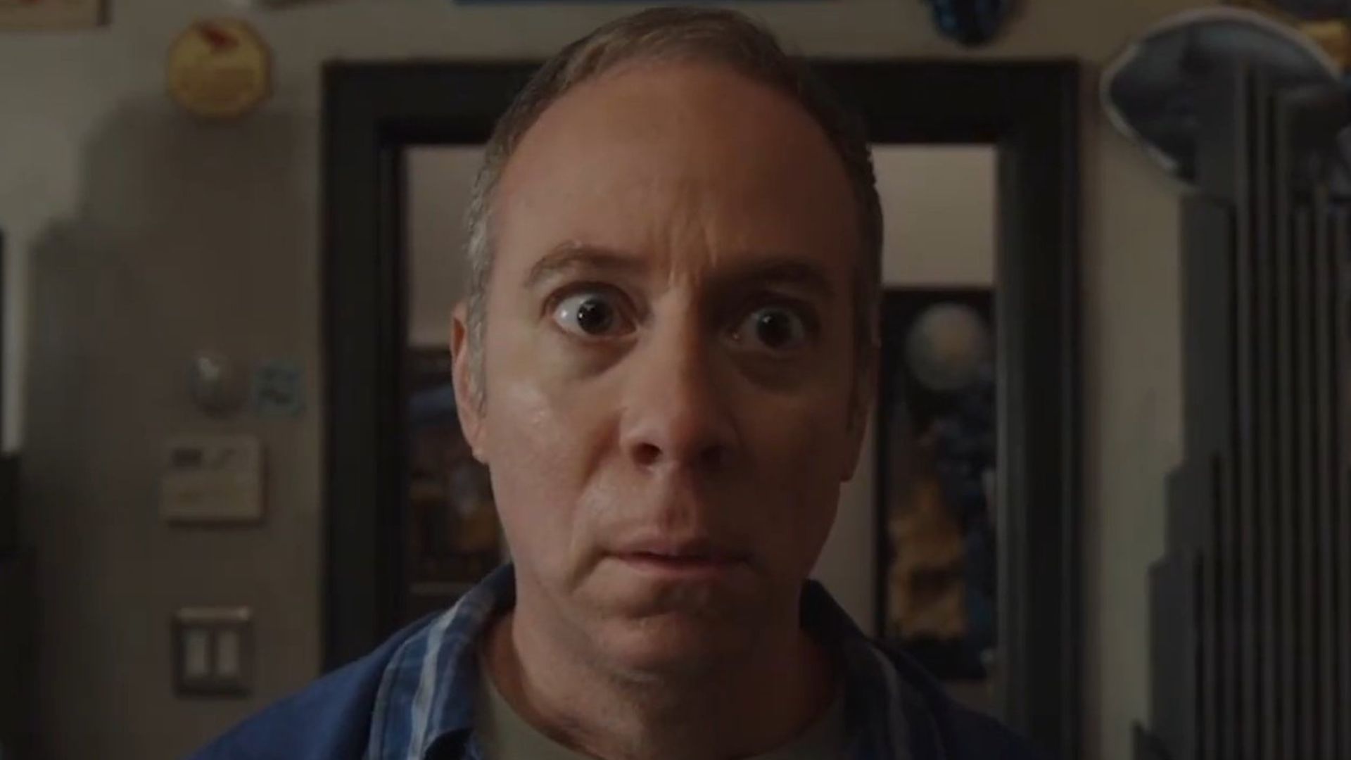 Derivado de The Big Bang Theory, Stuart Falha em Salvar o Universo ganha primeiras cenas