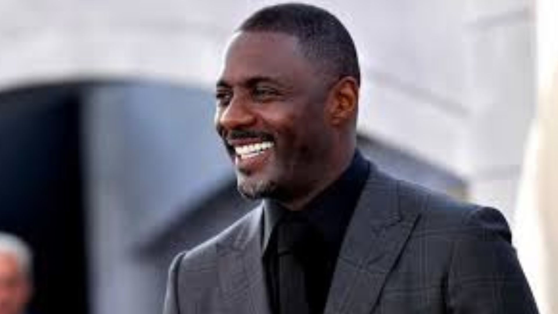 Idris Elba considera aposentadoria da atuação para focar na direção e produção