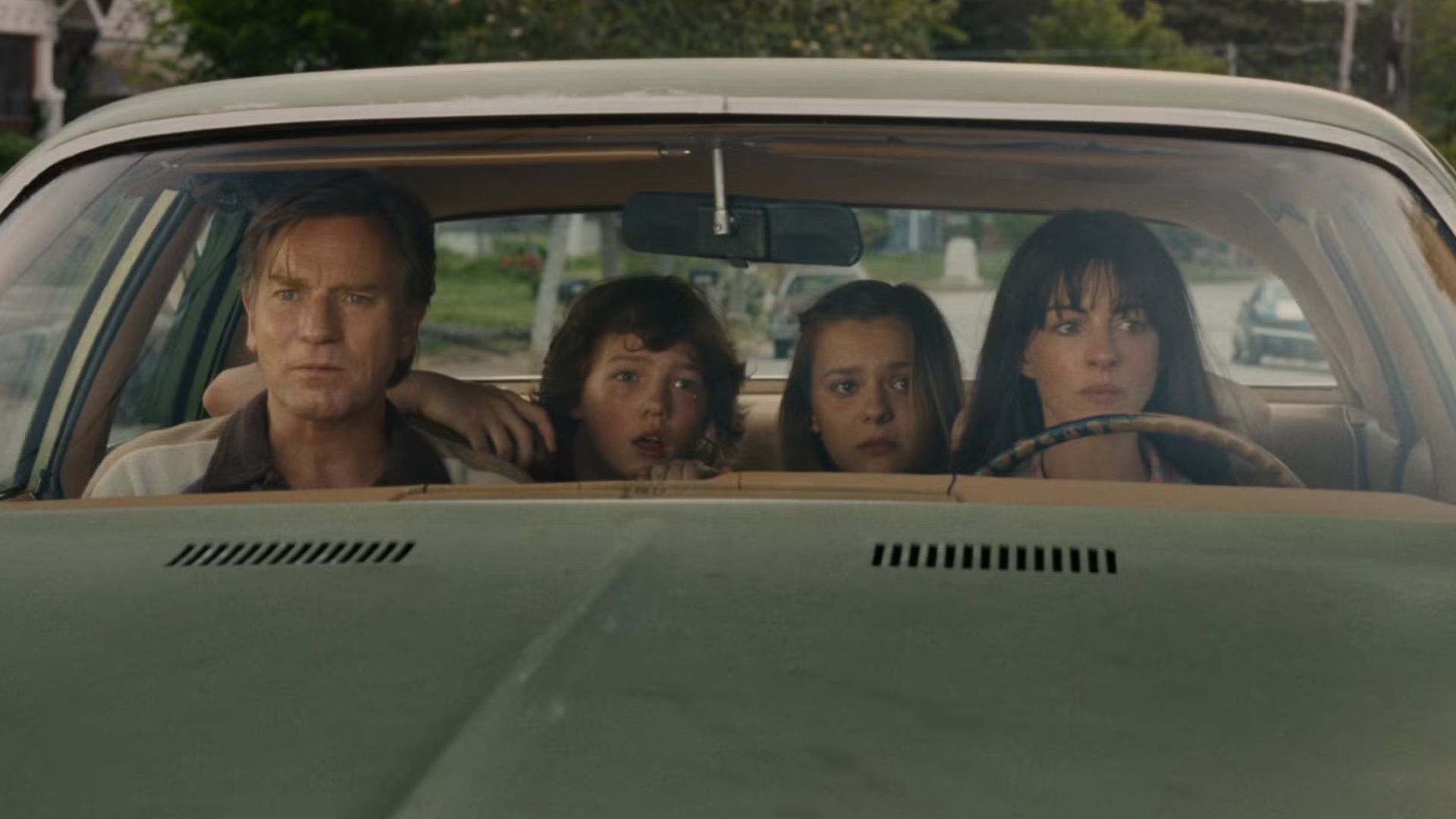 O Fim da Rua: Filme com Ewan McGregor e Anne Hathaway ganha trailer e mistura dinossauros com viagem no tempo