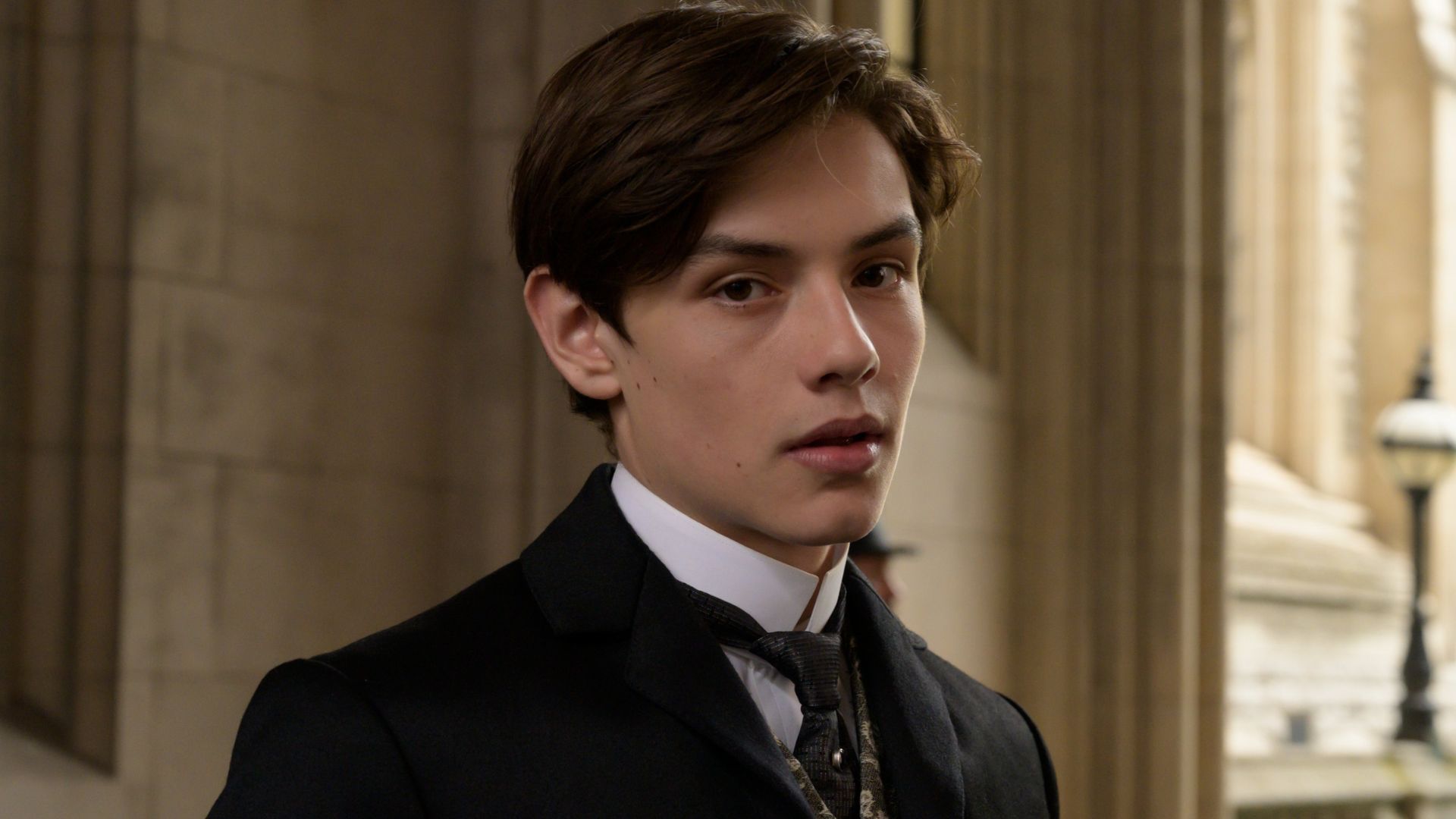 Novo James Bond? Louis Partridge surge como forte candidato ao 007 em reboot da franquia